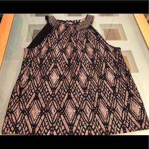 Elegant jewel neck, shoulder bearing, fancy top